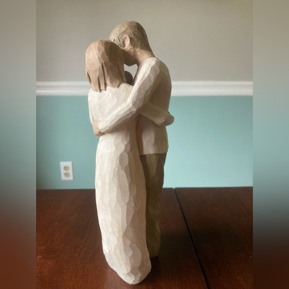 Family Figurine in Cream and TanWilliw Tree “Our Gift” Figurine - Picture 4 of 6